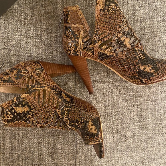 Vince Camuto Open Toe Bootie - Picture 4 of 10